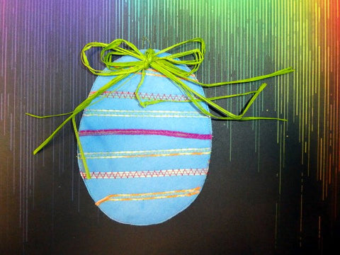 Osterei in Verbindung mit dem W6 Nähmaschinen Kordelaufnähfuß